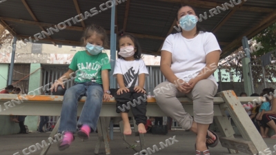 Huye de Honduras por acoso y agresiones de las maras madre migrante