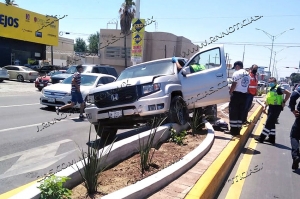 Derriba poste con su camioneta en Nuevo Laredo