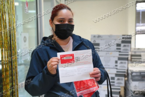 INICIA ENTREGA DE TARJETAS BANCARIAS DE BECAS UNE PARA REZAGADOS