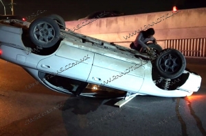 Abandonan vehículo tras volcadura en Nuevo Laredo