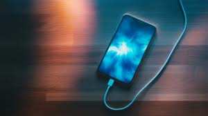 Familia espa&ntilde;ola muere en incendio originado por un celular conectado al cargador