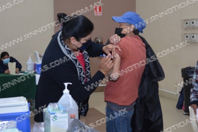 APLICAN REFUERZO CONTRA COVID 19 A MAYORES DE 60 A&Ntilde;OS; J&Oacute;VENES RECIBEN SEGUNDA DOSIS