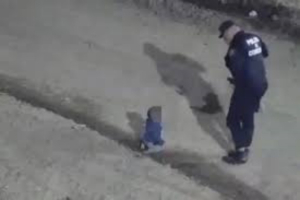 Rescatan un beb&eacute; que gateaba en la calle a las 4 am con su perrito