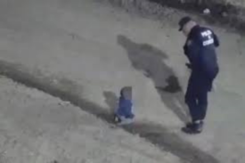 Rescatan un bebé que gateaba en la calle a las 4 am con su perrito
