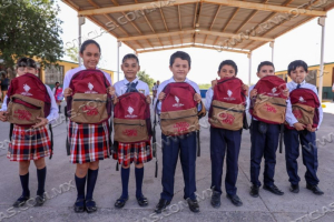 AGRADECEN DOCENTES Y PADRES DE FAMILIA APOYO DE UNIFORMES, MOCHILAS Y &Uacute;TILES ESCOLARES