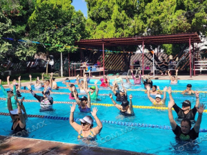 BAILAN AL RITMO DEL VERANO EN LA ALBERCA DE LA UNIDAD DEPORTIVA