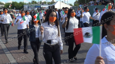 Familias disfrutan de Desfile de la Independencia en Nuevo Laredo