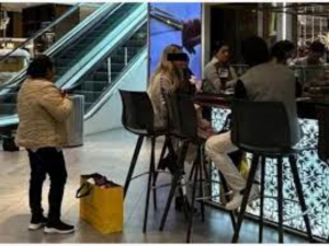 Critican a familia por discriminar a trabajadora dom&eacute;stica mientras com&iacute;an