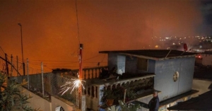 Cansada de llegar y hallar su casa sucia, la incendia con su marido adentro