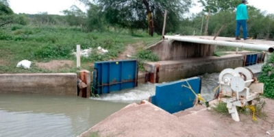 Se pierde agua dulce por mala maniobra