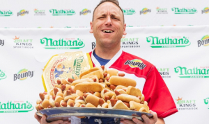Rompe r&eacute;cord mundial tras comer 63 hot dogs en solo 10 minutos