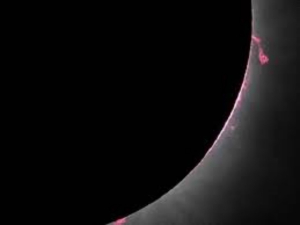 NASA detecta ‘llamas’ rosadas detrás del Eclipse Solar de México