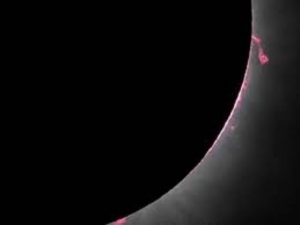 NASA detecta &lsquo;llamas&rsquo; rosadas detr&aacute;s del Eclipse Solar de M&eacute;xico