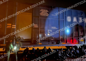 Contin&uacute;an los peligrosos saltos de tren de migrantes
