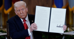 Trump firma orden ejecutiva para eliminar el Departamento de Educaci&oacute;n