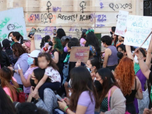 Vandalizan monumentos, transporte p&uacute;blico y oficinas durante protestas por 8M en Hidalgo