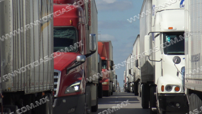 Se registran filas kilom&eacute;tricas de trailers por ca&iacute;da de sistema; Espera fue de 5 horas