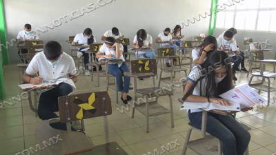 Promueven retomar becas para estudiantes rezagados en su titulaci&oacute;n