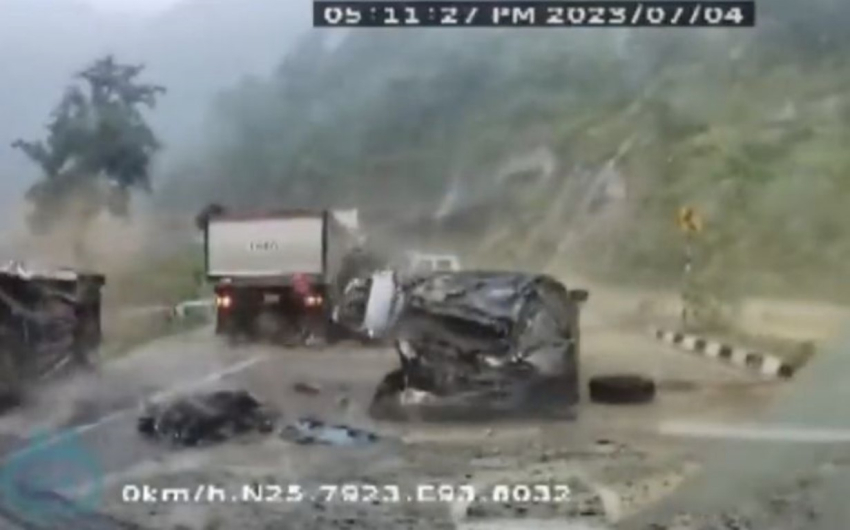 Roca se desprende de un cerro y aplasta tres coches; hay dos muertos