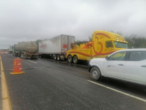 Cierran carretera de Nuevo Le&oacute;n a Reynosa por incendio de tr&aacute;iler