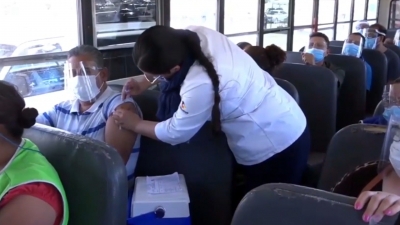 VIDEO Inicia vacunaci&oacute;n binacional de residentes neolaredenses son inmunizados en Laredo Texas
