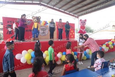 Alcaldesa recorre escuelas para celebrar a los ni&ntilde;os