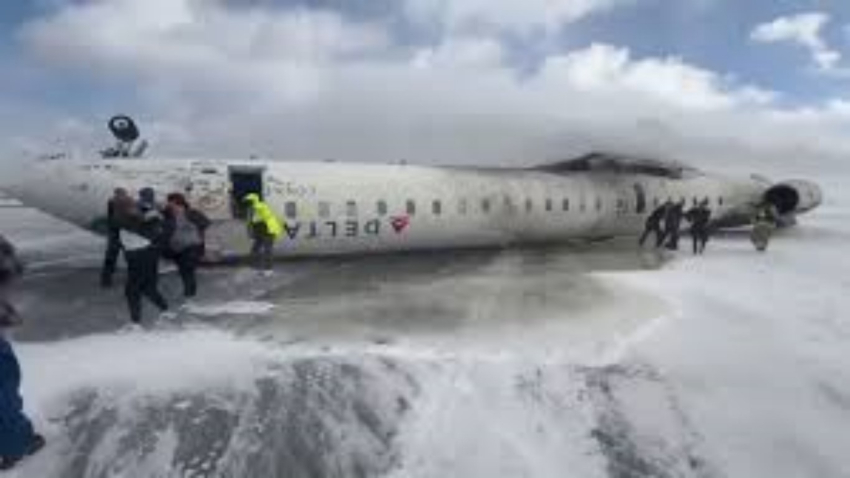Vuelca avi&oacute;n de Delta Airlines durante aterrizaje en Canad&aacute;