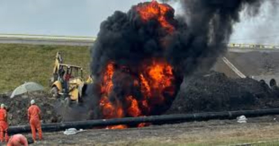 &lsquo;Flamazo&rsquo; en ducto de Pemex; a un costado del Puente Roto