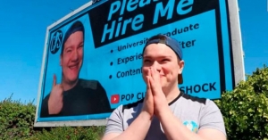 Coloca su CV en un espectacular para conseguir trabajo; nadie le habla