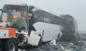 Choque por neblina deja al menos 10 muertos y 57 heridos