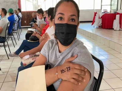 Alegría y desacuerdo en arranque de vacunación a maestros en Tamaulipas