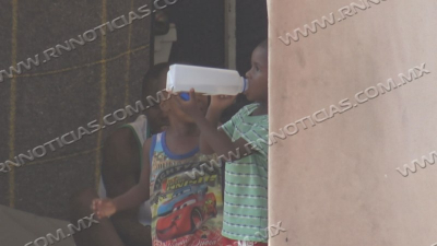 VIDEO Sufren migrantes por ola de calor de m&aacute;s de 43 grado en Nuevo Laredo