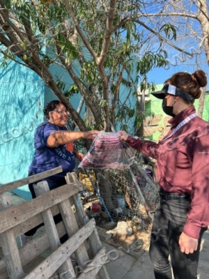 Contin&uacute;a Sistema DIF entregando apoyos en colonias vulnerables