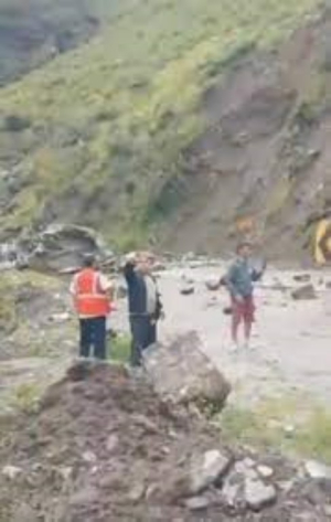 Rocas gigantes aplastan a camiones en plena carretera