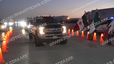 Cruza mega caravana de paisanos con m&aacute;s de mil 400 veh&iacute;culos por Nuevo Laredo