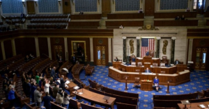 Cámara de Representantes de EU aprueba impuesto del 1% a las remesas