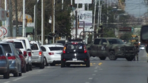 Militar choca contra mujer texana tras pasarse alto