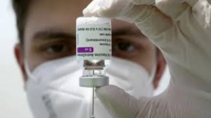 Vacuna de AstraZeneca contra Covid-19 dejar&aacute; de venderse tras reconocer que puede causar trombosis