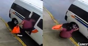 Chofer de transporte p&uacute;blico acelera y lanza a abuelita hacia la calle