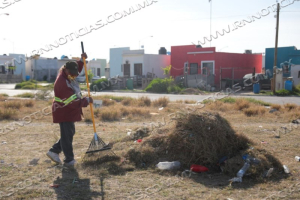 BRINDA GOBIERNO MUNICIPAL APOYO DE LIMPIEZA DE TERRENOS PARTICULARES