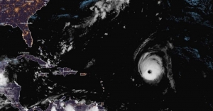 Temor en las costas de EU por llegada de “Larry”