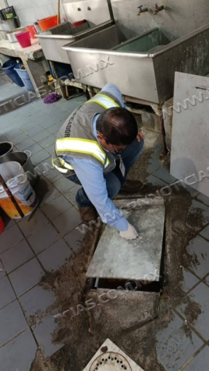 MANTIENE COMAPA INSPECCIONES PERMANENTES EN NEGOCIOS PARA CUIDAR EL DRENAJE DE LA CIUDAD