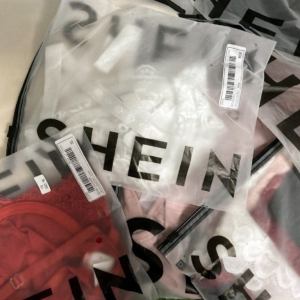 Recibe su ropa de Shein y halla nota de advertencia de muerte