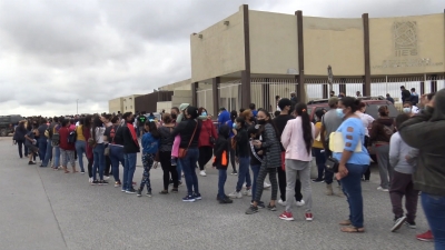 VIDEO Se hacen filas kilom&eacute;tricas por vacunaci&oacute;n anticovid de menores de 5 a 11 a&ntilde;os