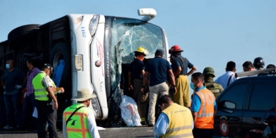 Volcó autobús por el exceso de velocidad