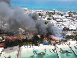 Incendio ‘devora’ en minutos comercios en Isla Mujeres