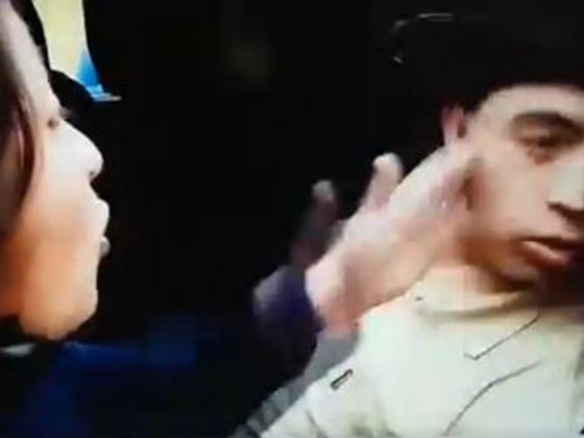"Aprende a respetar": Mam&aacute; cachetea a su hijo ladr&oacute;n tras ser detenido
