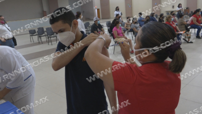 Realizan vacunaci&oacute;n covid para mayores de 18 a&ntilde;os