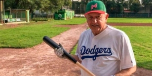 AMLO sufre un desgarre jugando beisbol