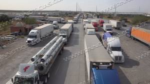 Falla en el sistema de Aduanas en Nuevo Laredo provoca largas filas y parálisis en el cruce fronterizo